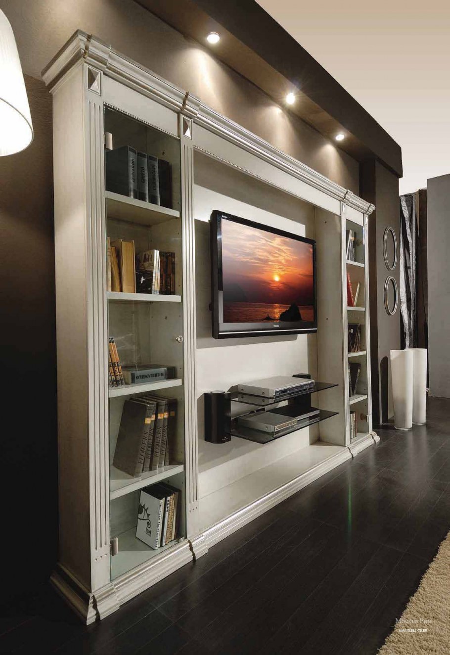 Зона телевизора с полками