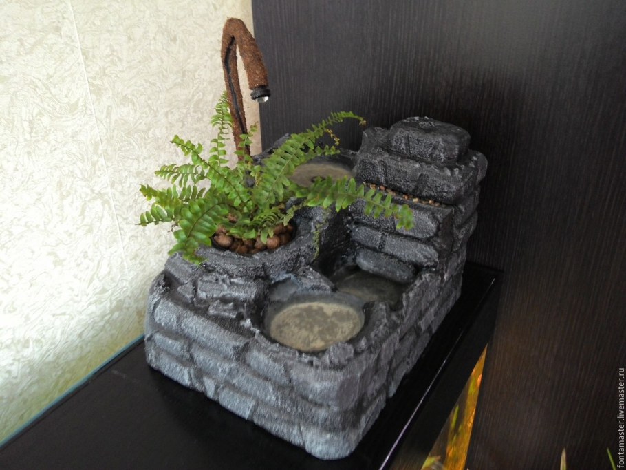 Домашний фонтанчик с растениями