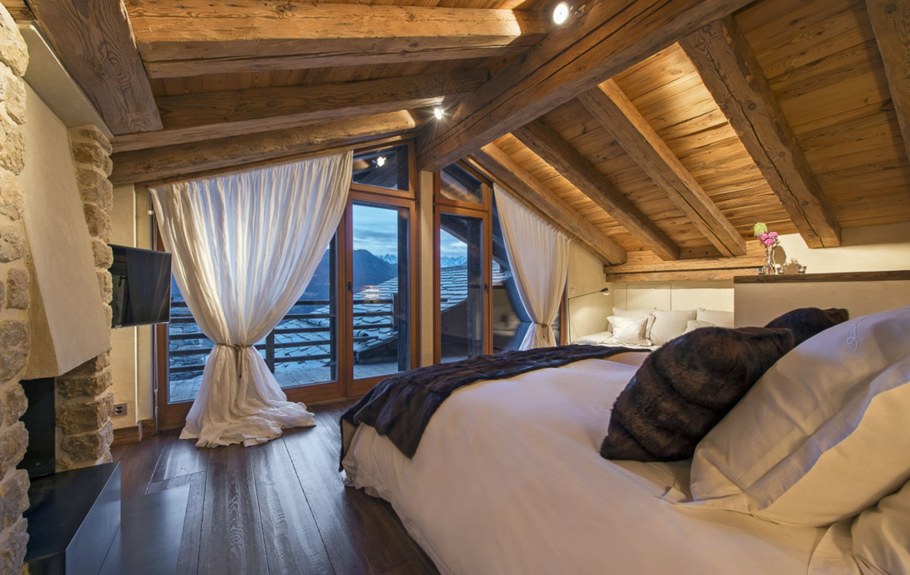 Уютная спальня в темных тонах