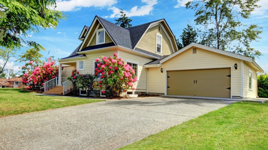 Домик с лужайкой и гаражом