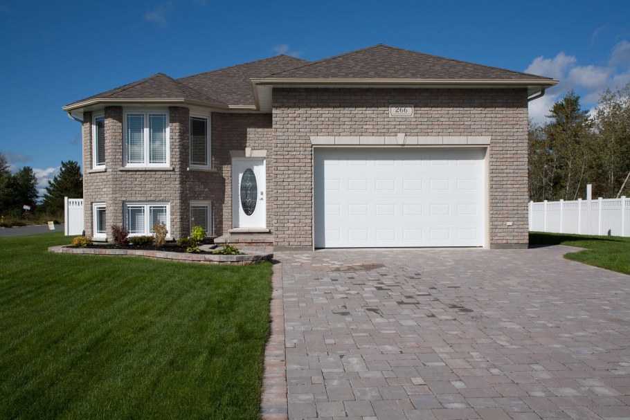 Фасады домов с гаражом