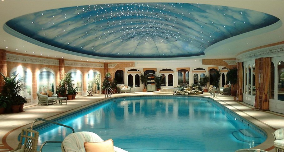 Бассейн в доме большой с шикарным интерьером