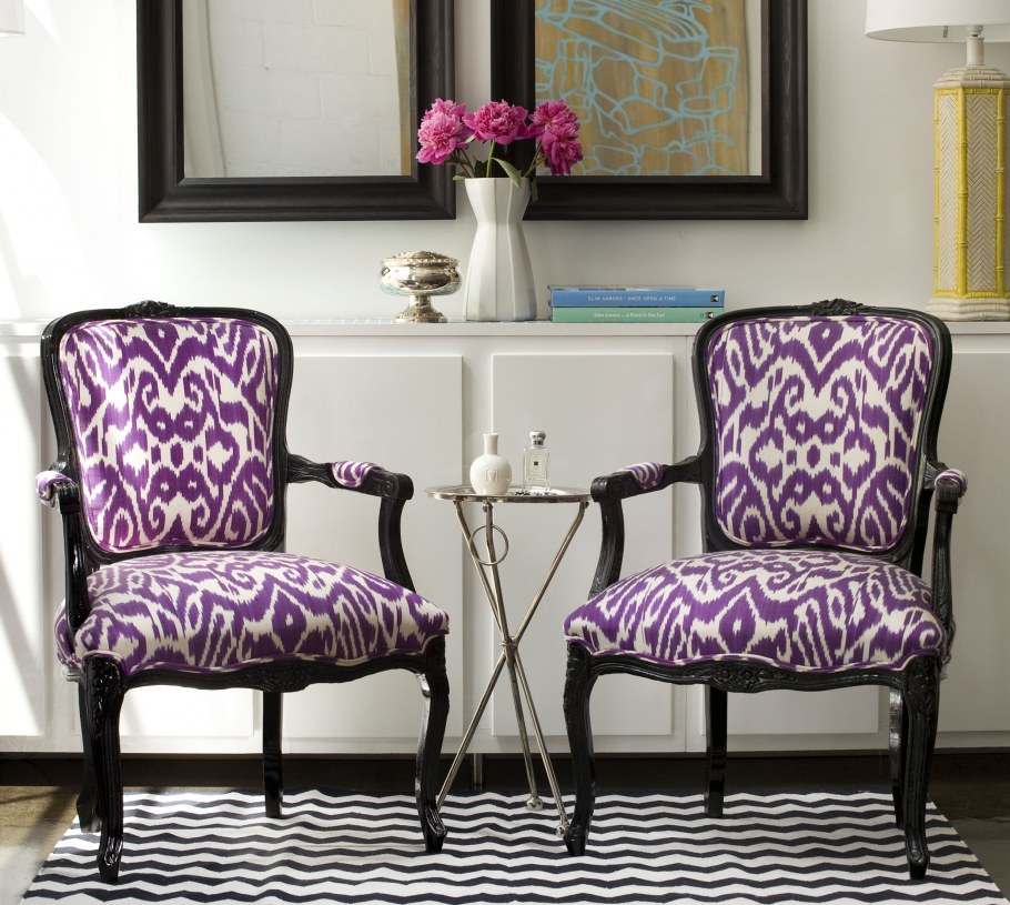 Кресло с орнаментом в интерьере