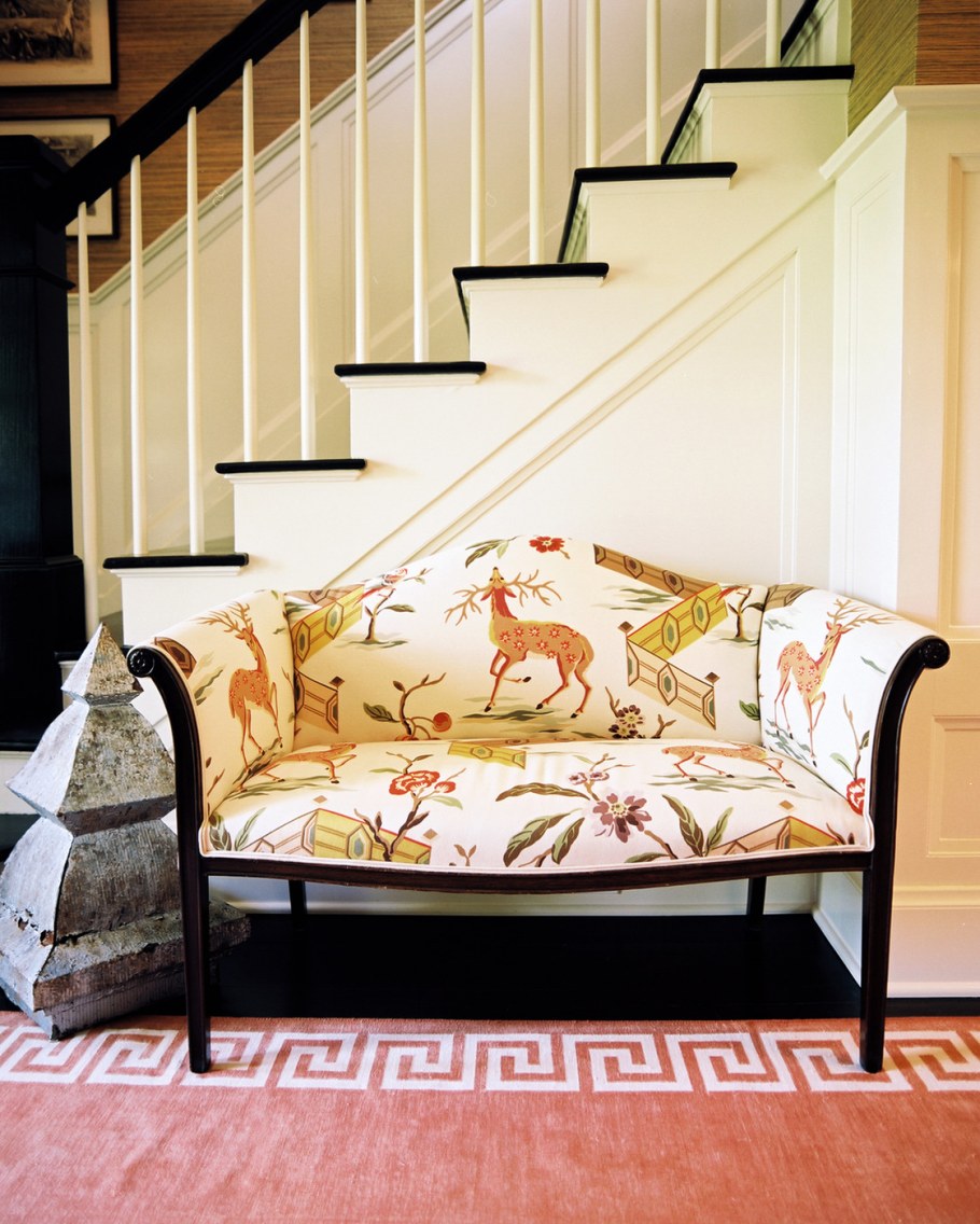 Лестница с диваном