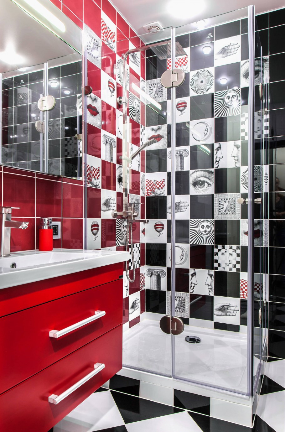 Красная плитка в ванной plitka vanny ru. Красно черная ванная. Черно красная ванная. Черно красная ванная комната. Плитка красно черная в ванну.