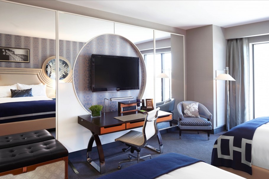 Деревянный потолок в спальне