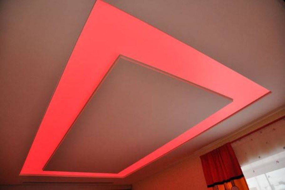 Красный потолок с подсветкой