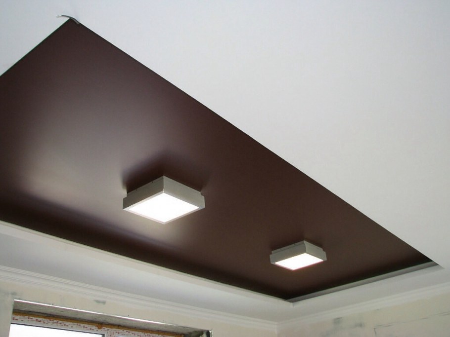 Коричневый матовый потолок
