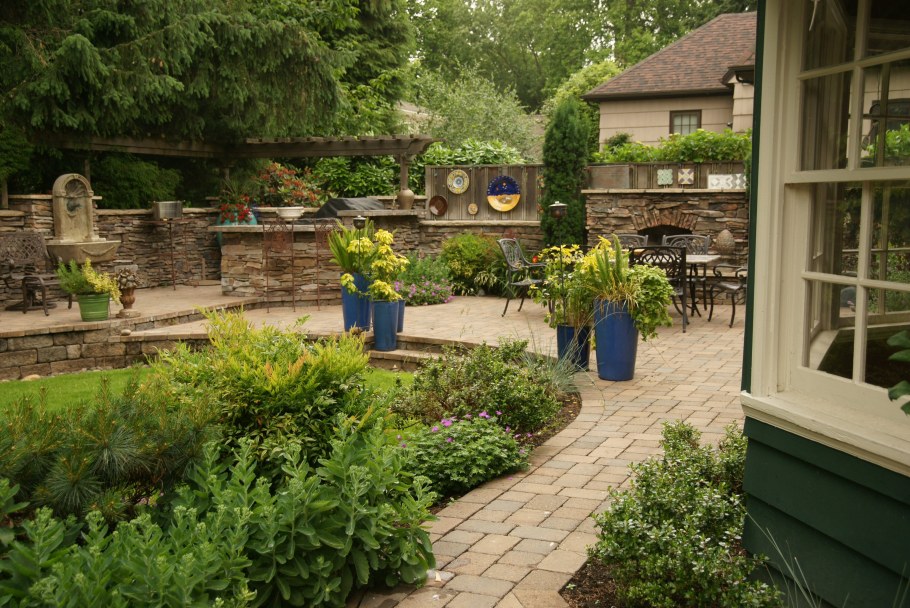 Уютный двор в частном доме