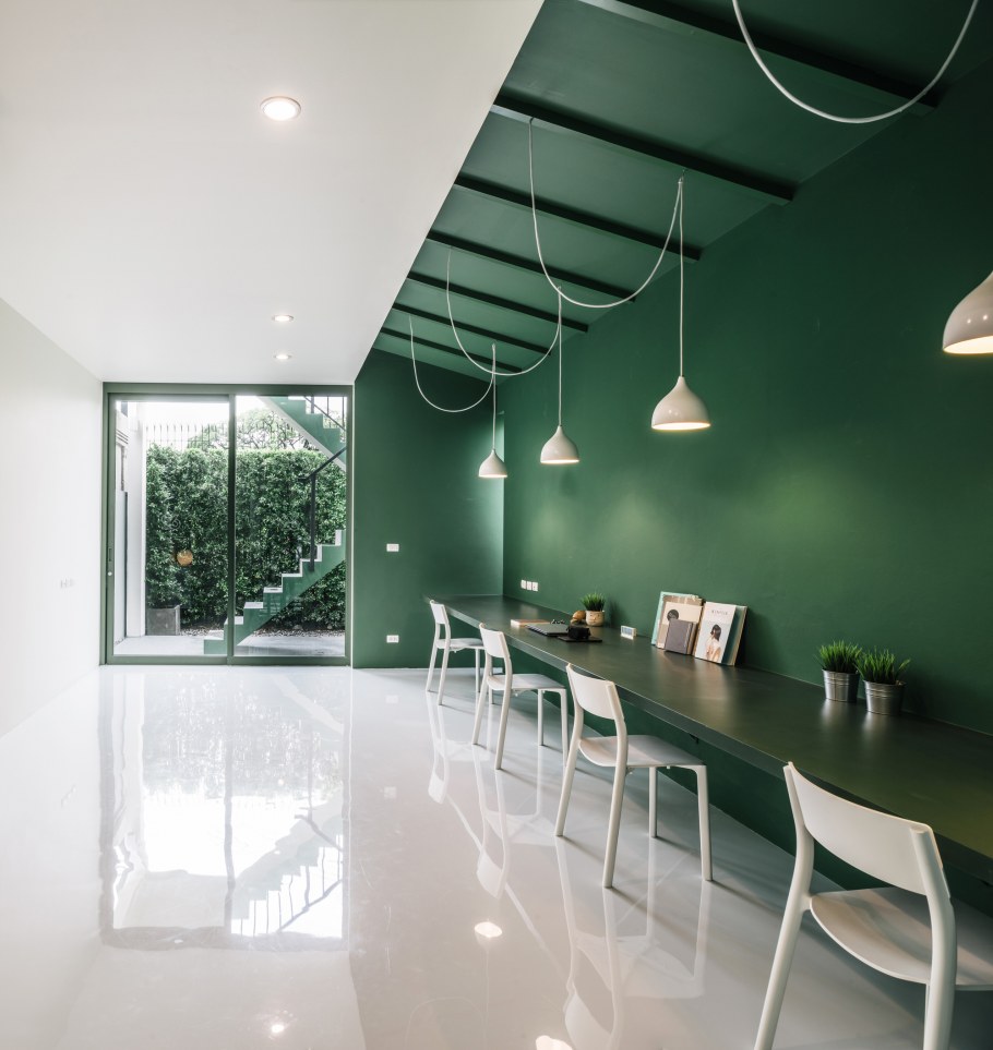 Темный потолок в интерьере кухни