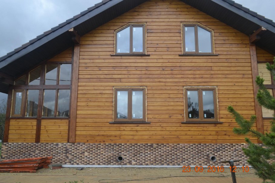 Дом покрашенный в цвет орех