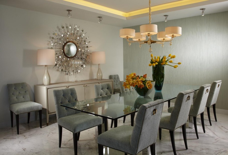 Гостиная с камином и обеденным столом