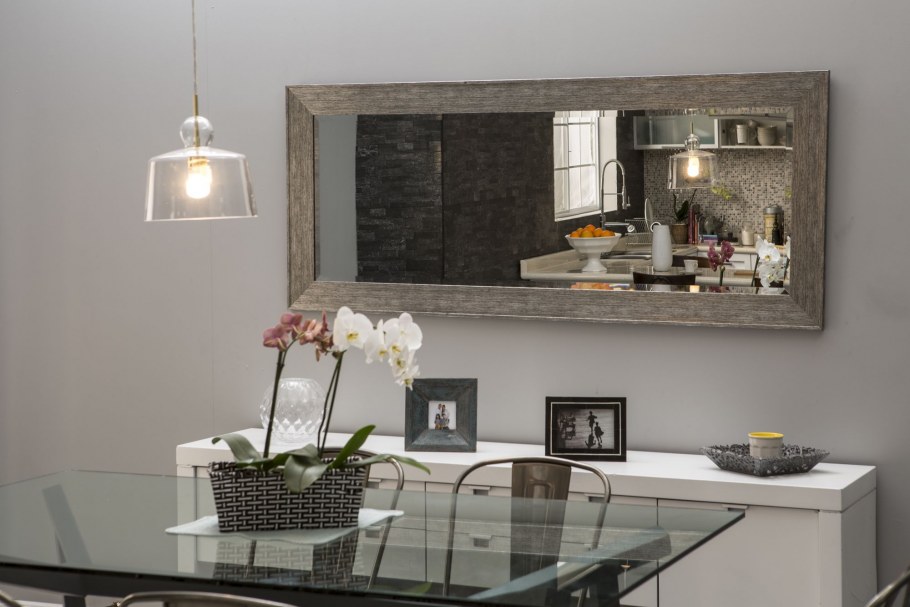 Зеркало над обеденным столом