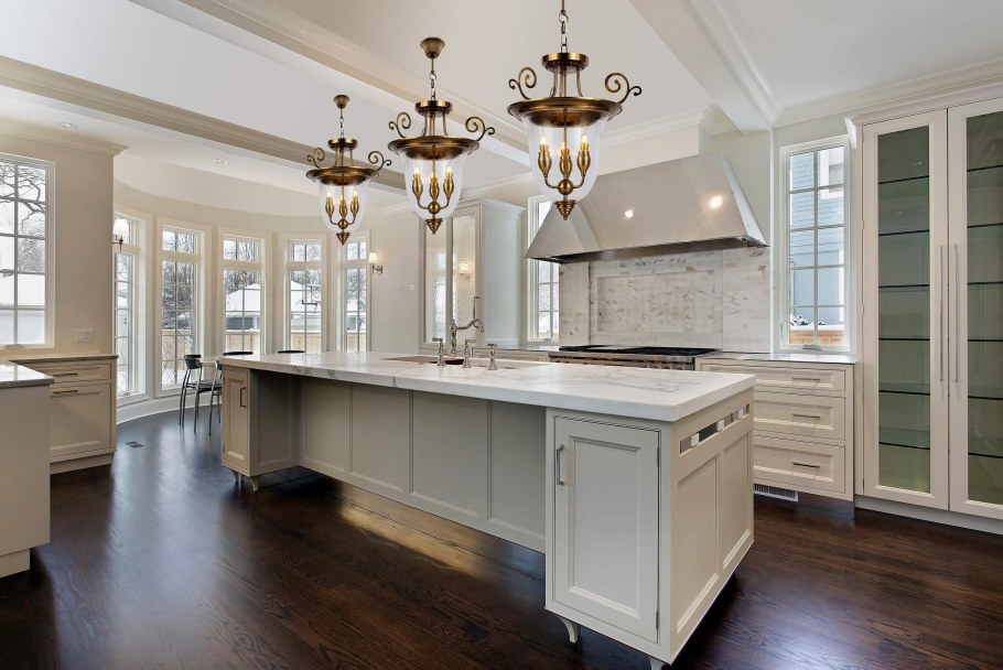 Кухня в неоклассике с островом