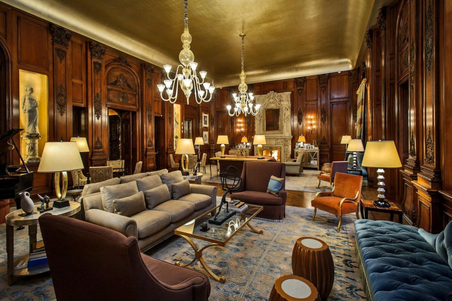 Гостиная в замковом стиле