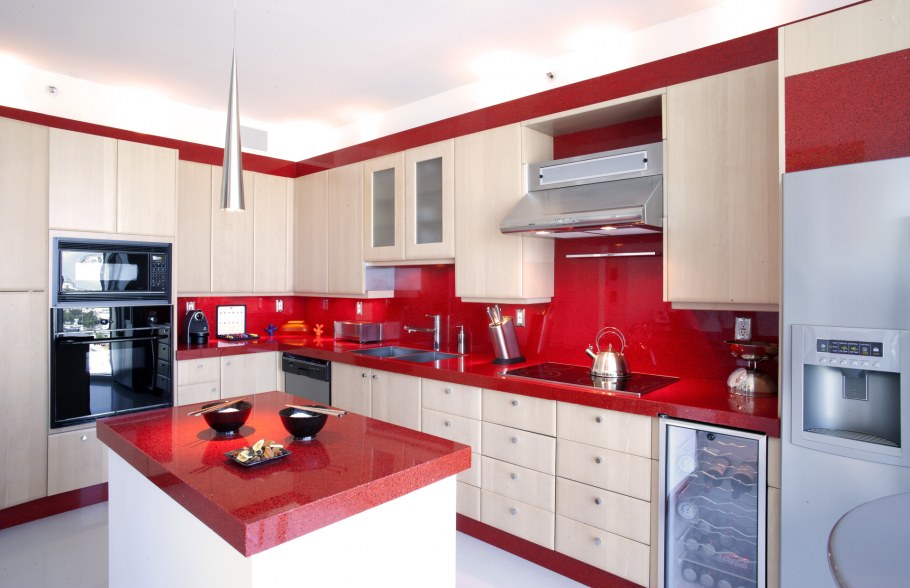 Красно бежевая кухня