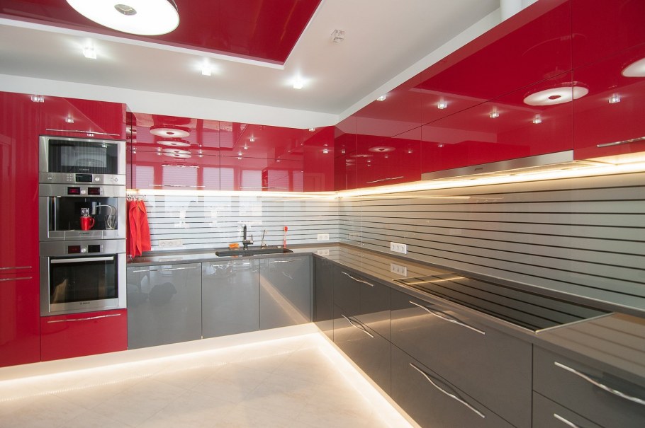 Классическая кухня с красной столешницей