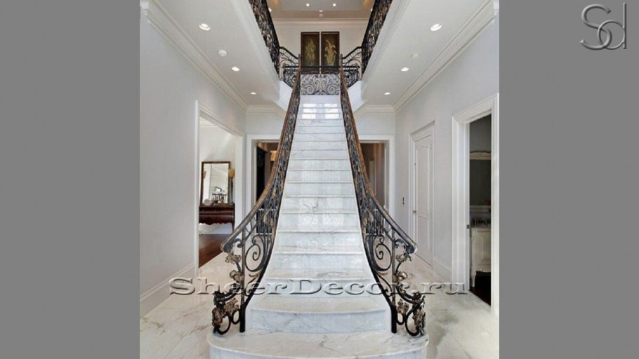 Мраморная лестница в доме