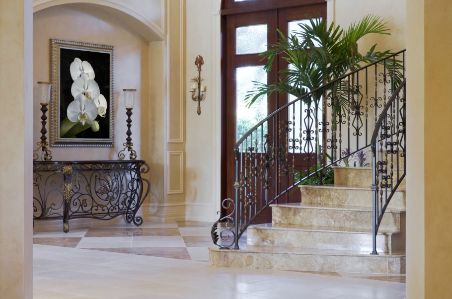 Керамогранит в коридоре на полу