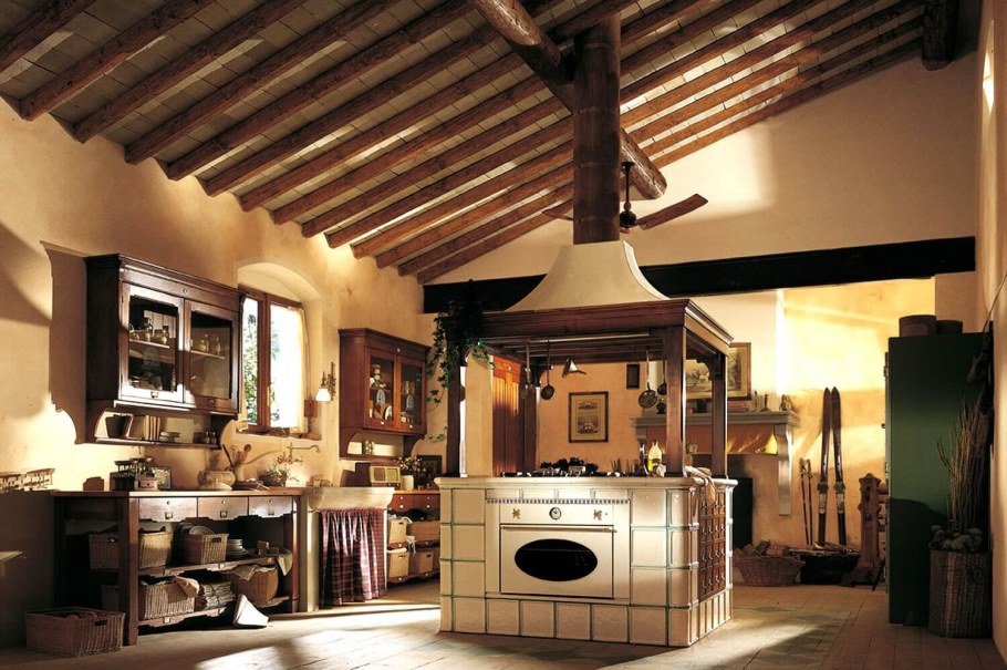 Кухня с камином в деревенском стиле