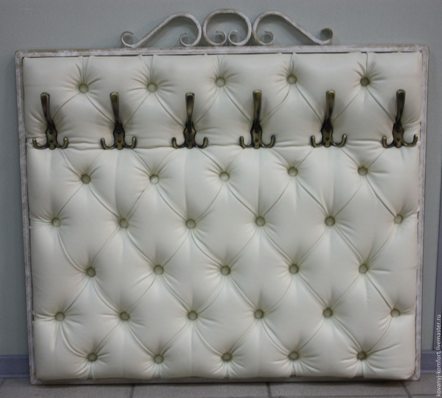 Вешалка настенная с каретной стяжкой