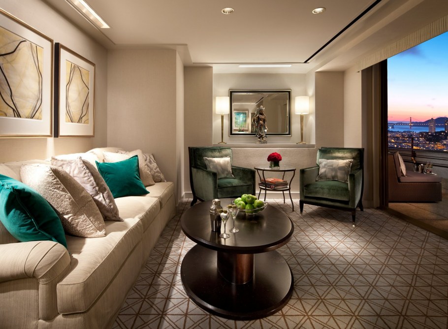 Бежевый диван в интерьере