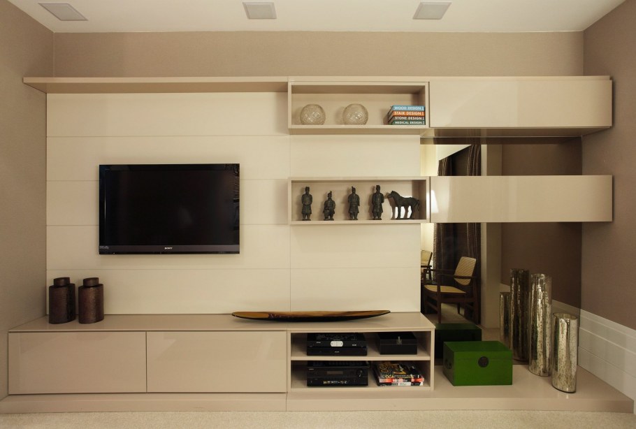 Антресоль над телевизором в гостиной