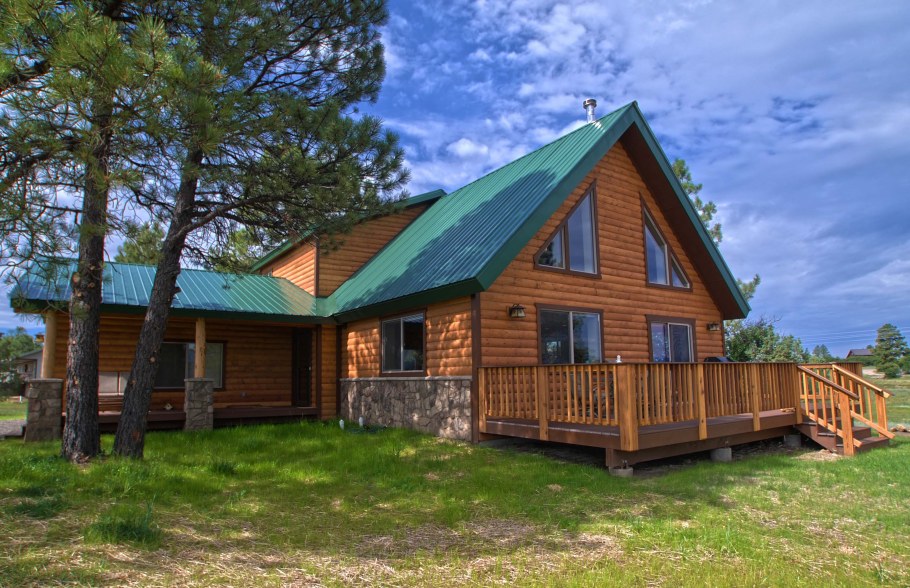 Деревянный дом с зеленой крышей