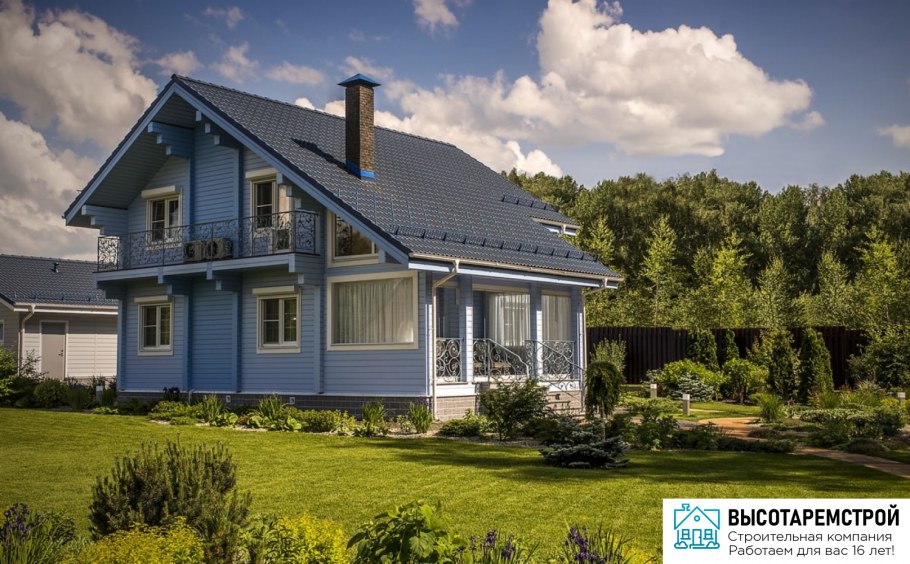 Дом из клееного бруса синяя крыша