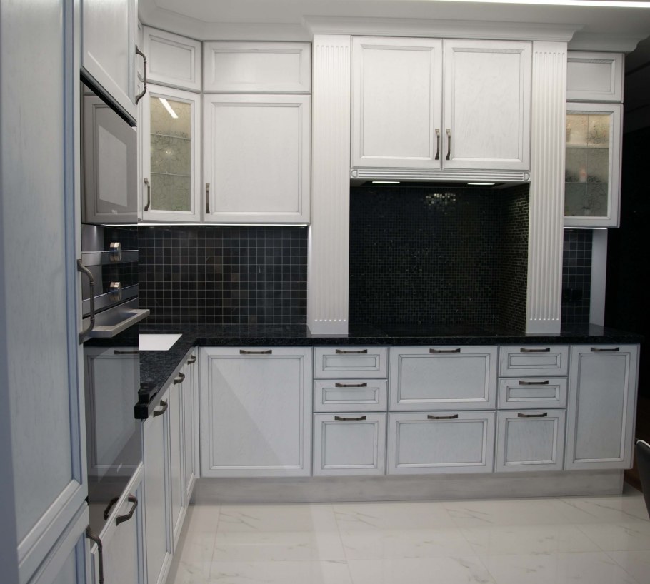Кухня Неоклассика белая с черной столешницей