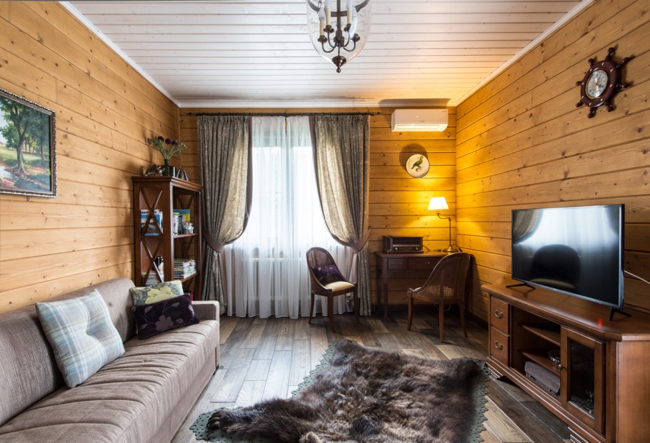 Хозяйки дома убирают дом в Рождествено