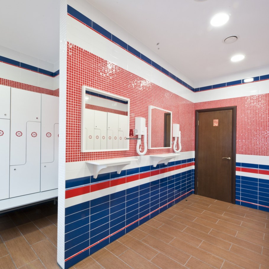 Интерьер раздевалки в бассейне