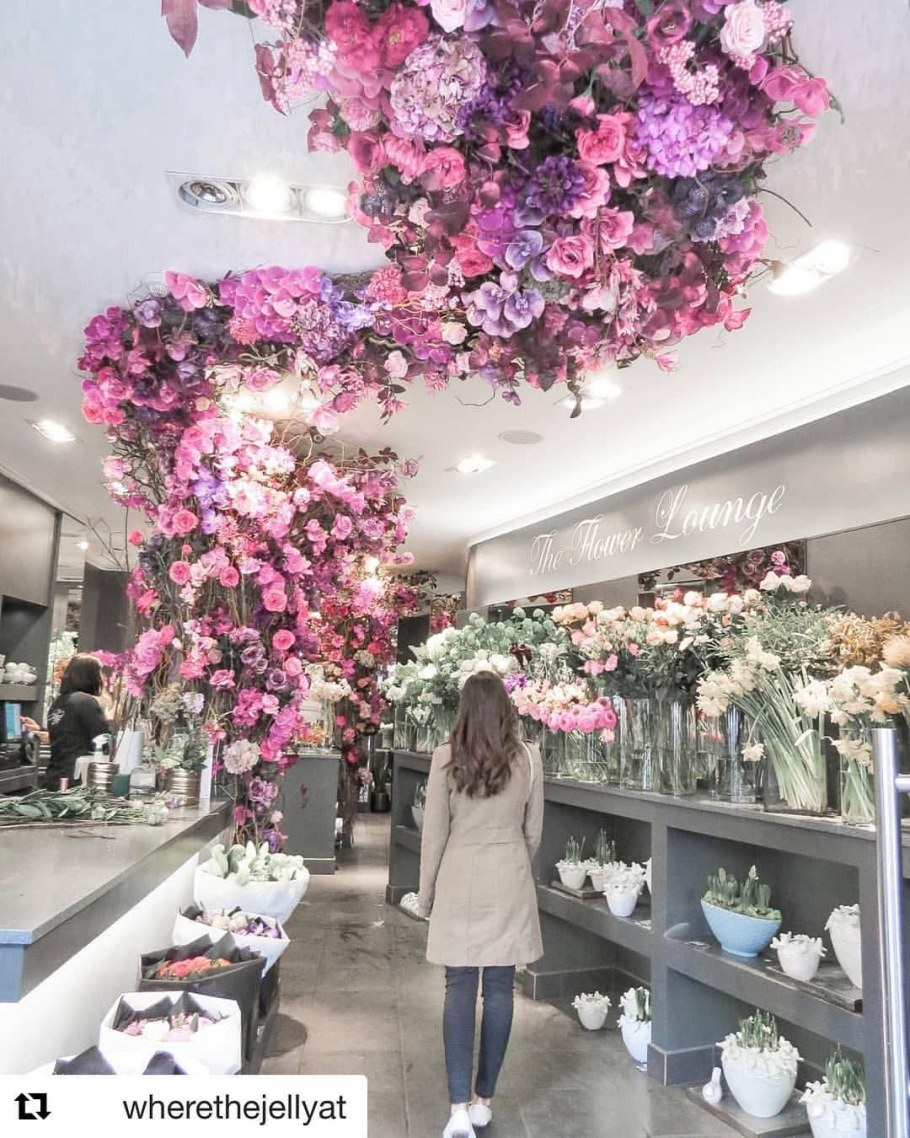 Декор потолка в магазине цветы