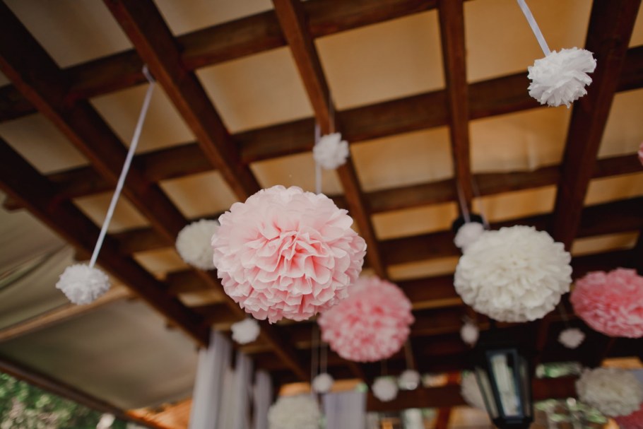 Украшение зала помпонами