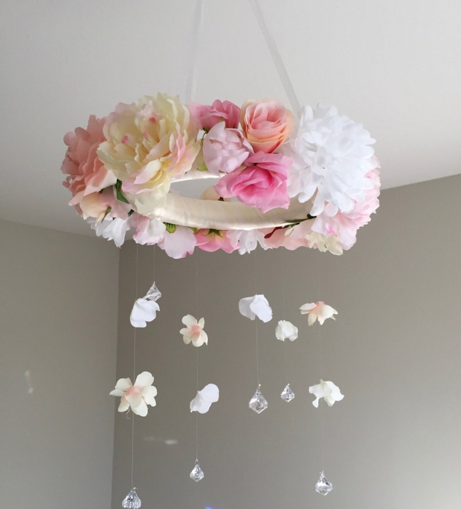 Мобиль из искусственных цветов