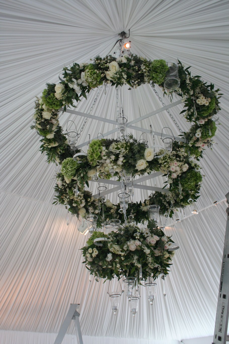 Люстра из зелени