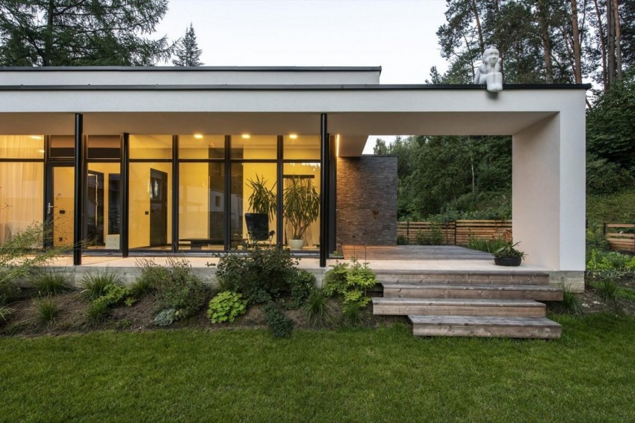 Одноэтажный дом с панорамными окнами