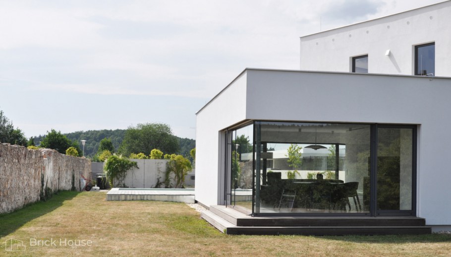 Одноэтажный стеклянный дом