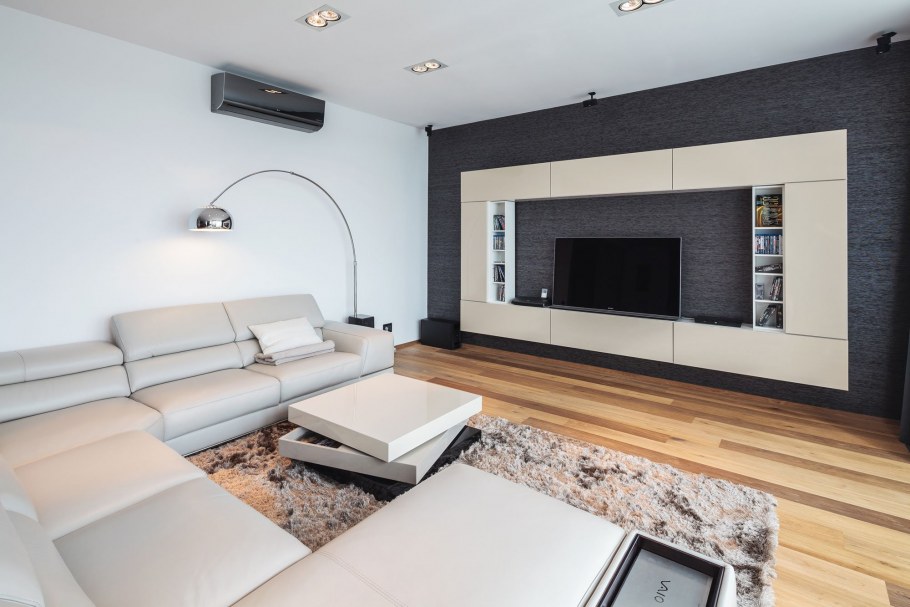 Гостиная с большим диваном и телевизором