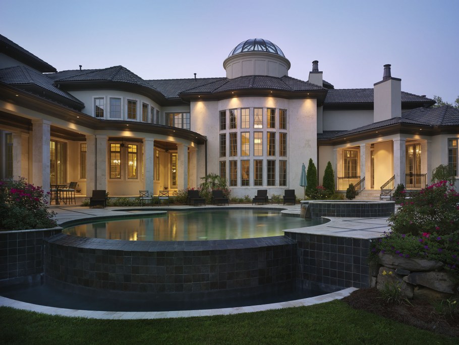 Огромный дом в городе