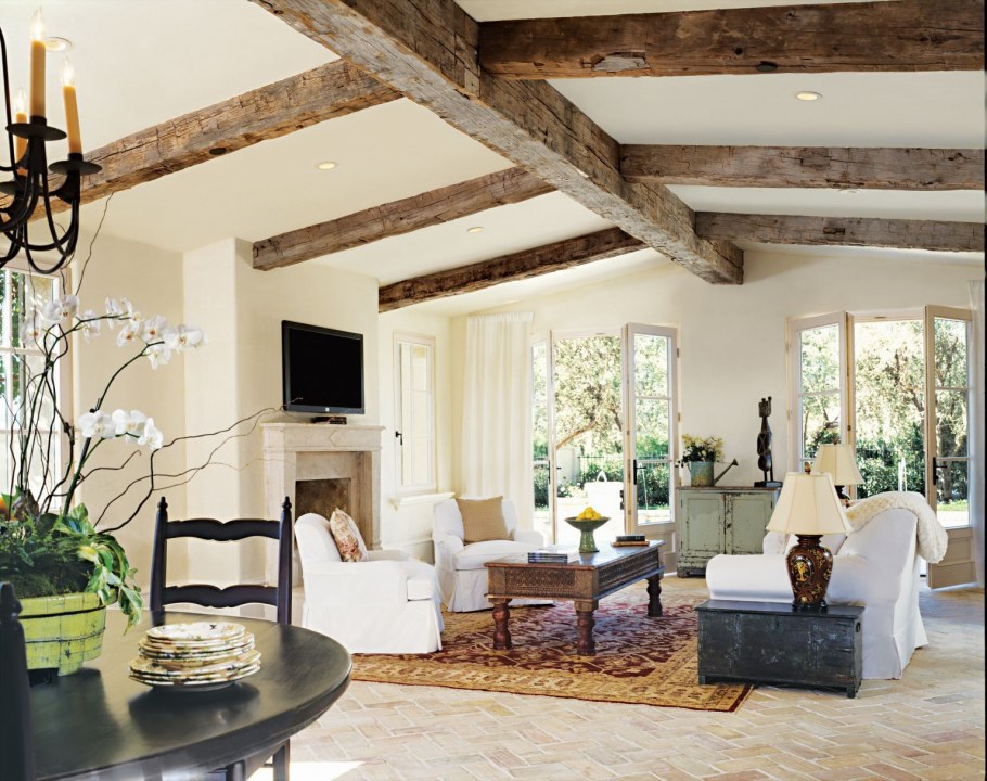 Деревянные балки на потолке