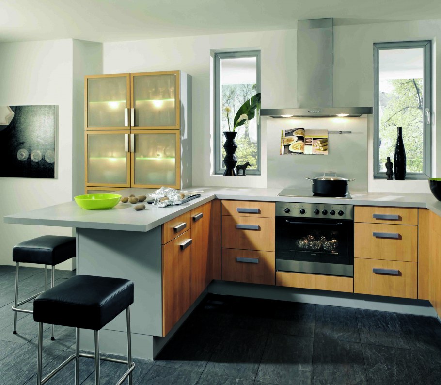 Угловая кухня с полуостровом