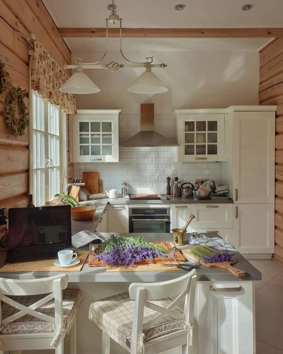 Кухни в стиле Прованс в срубовом доме