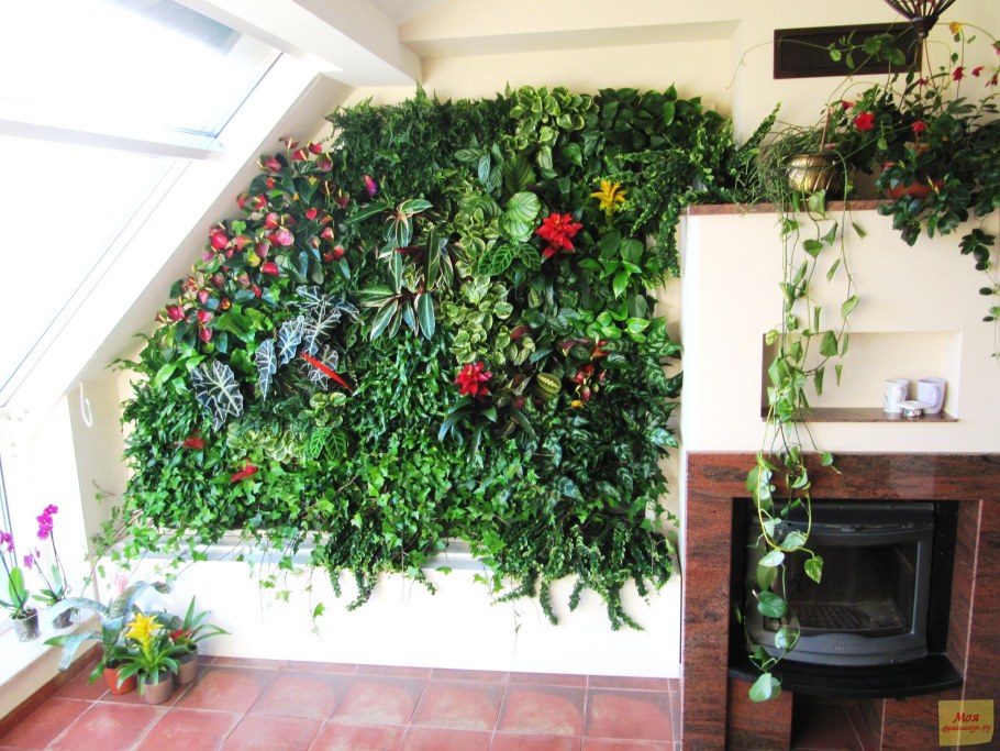 Живая стена из искусственных цветов