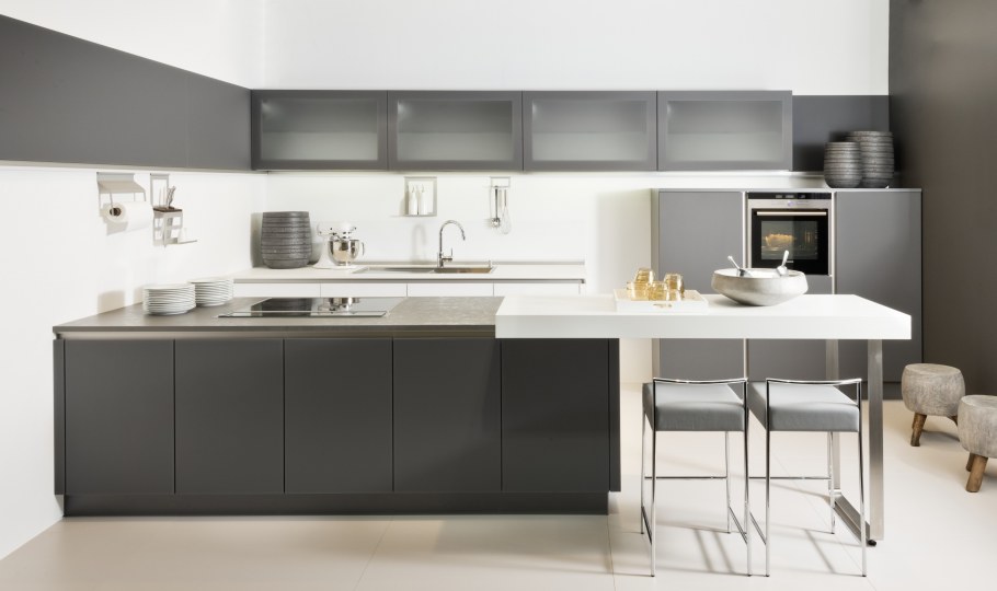 Белая кухня с серой столешницей