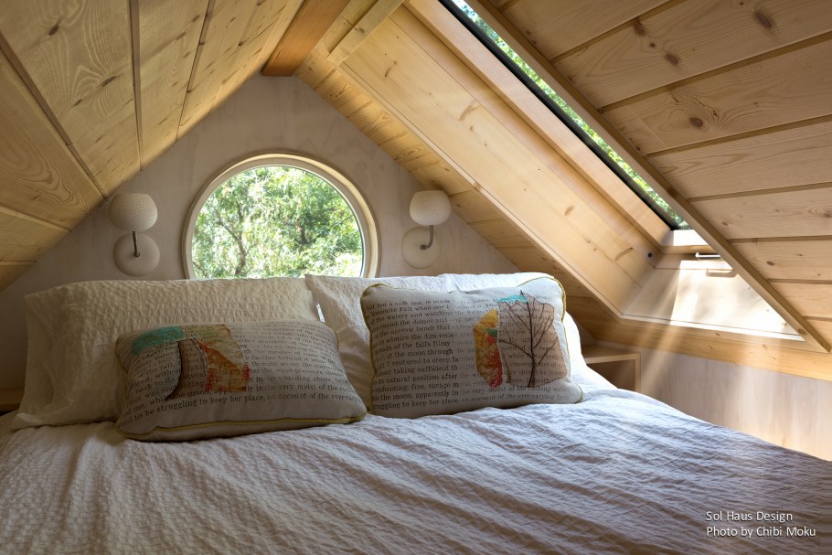 Кровать под крышей на даче