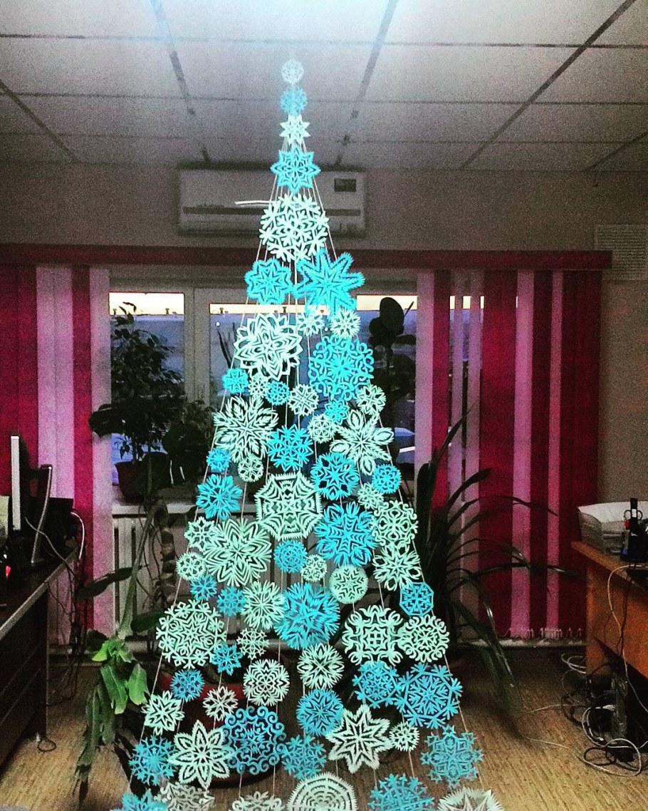 Снежинки из донышек пластиковых бутылок