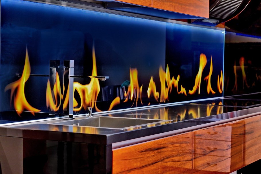Стеклянный фартук для кухни огонь