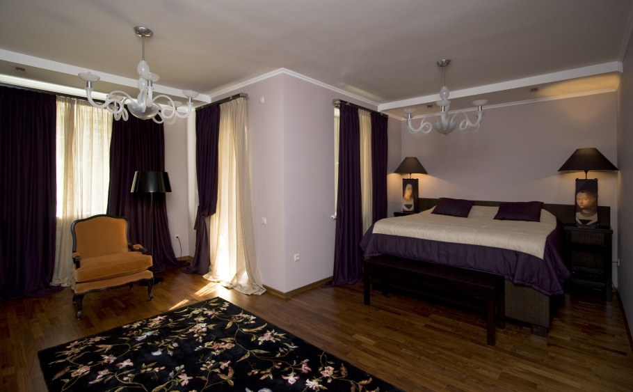 Комната с темными стенами