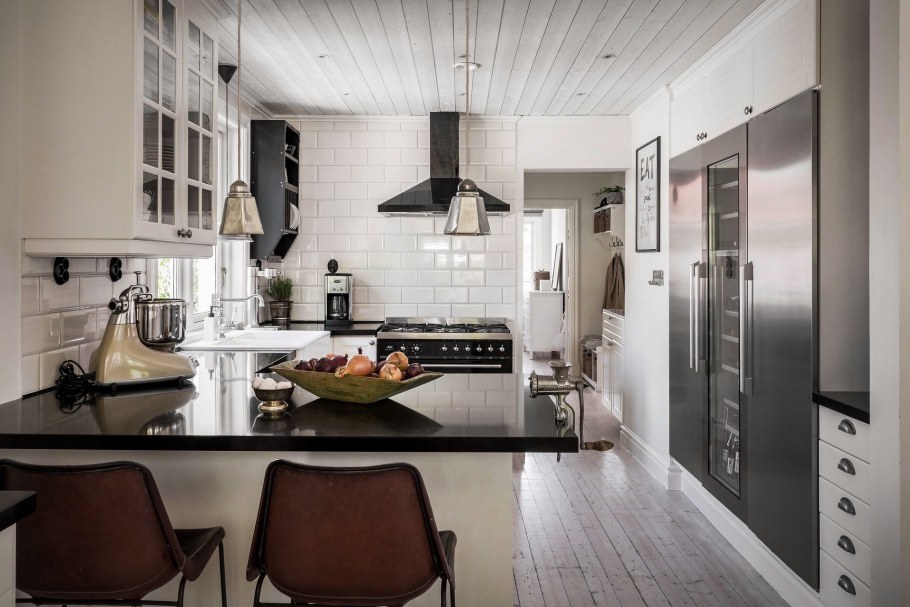 Интерьер кухни в доме черно белый дизайн кирпичиками